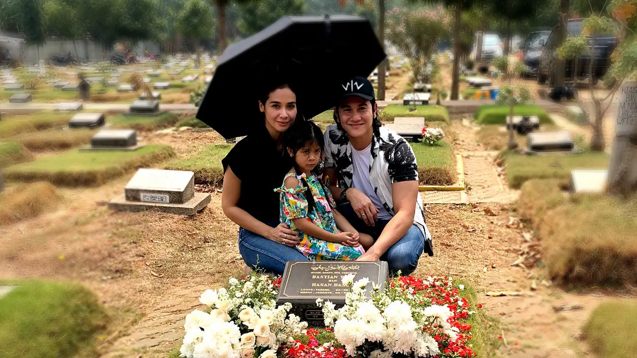 Vino G Bastian nyekar ke makam sang ayah. (Instagram/ vinogbastian__)