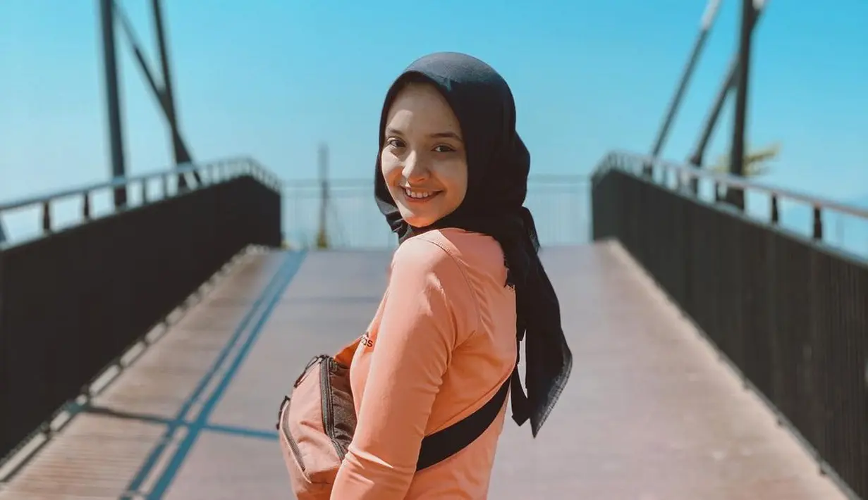 Begitu pula pemilihan warna oranye saat berkegiatan di luar ruangan ini. Tidak terlalu cerah, tidak pula terlalu gelap, pas dipadu dengan tas selempang dan jam tangan dengan warna yang senada. (Liputan6.com/IG/@nabilaishma)