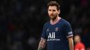 Lionel Messi telah menjadi pencetak gol paling produktif, namun belum terlihat di klub barunya, PSG. Mauricio Pochettino memiliki masalah di PSG jika Messi, Neymar, dan Mbappe dimainkan secara bersamaan. Mereka bisa dikatakan 'menumpang' saat tim menerapkan strategi bertahan. (AFP/Franck Fife)