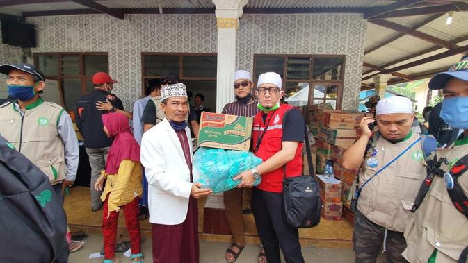 Ustaz Zacky Mirza mendadak muncul di lokasi banjir bandang di kawasan Cicurug, Sukabumi. (https://www.instagram.com/p/CFldy9_hN_v/)
