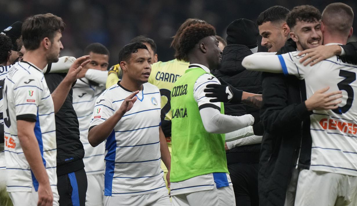 Para pemain Atalanta merayakan kemenangan 2-1 atas AC Milan setelah berakhirnya laga perempatfinal Coppa Italia 2023/2024 di San Siro Stadium, Milan, Kamis (11/1/2024) dini hari WIB. (AP Photo/Luca Bruno)