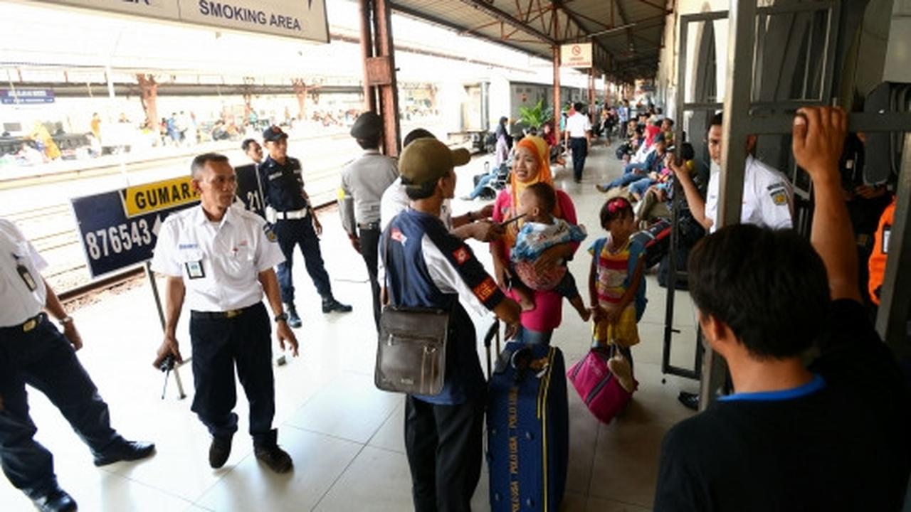 Ketinggalan kereta, wanita ini menangis di peron Stasiun Pasar Senen