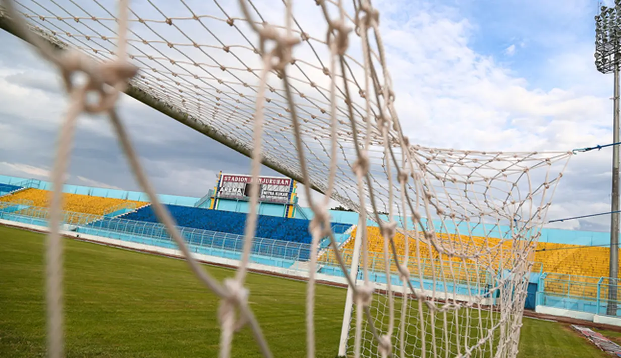 Jaring gawang di Stadion Kanjuruhan Malang telah terpasang rapi untuk menjamu tim yang akan berlaga di SCM Cup, Jumat (16/1/2015). (Liputan6.com/Faizal Fanani)