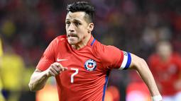 Alexis Sanchez menjadi pemain terbaik Timnas Chili di ajang Kualifikasi Piala Dunia 2022 zona Conmebol. Ia tercatat telah menyumbang 4 gol dan 3 assist dari 10 laga di ajang tersebut. Kontribusinya membuat Chili menempati slot terakhir kualifikasi otomatis. (AFP/Jonathan Nackstrand)