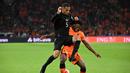 <p>Bek Belanda, Tyrell Malacia (kanan) berebut bola dengan bek Jerman, Thilo Kehrer saat pertandingan persahabatan di Johan Cruyff ArenA di Amsterdam pada 29 Maret 2022. Malacia diboyong dengan banderol 15 juta euro (Rp 232 miliar) dengan biaya tambahan 2 juta euro. (AFP/Ina Fassbender)</p>