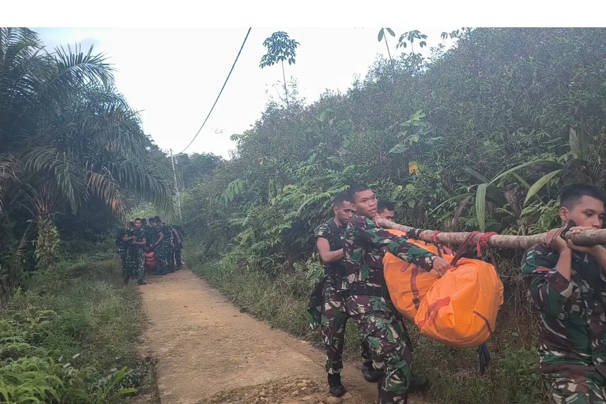 Subuh Tanpa Mesin di Rimba Sekadau, Saat Duka Helikopter PK CFX Dipikul Bahu Prajurit