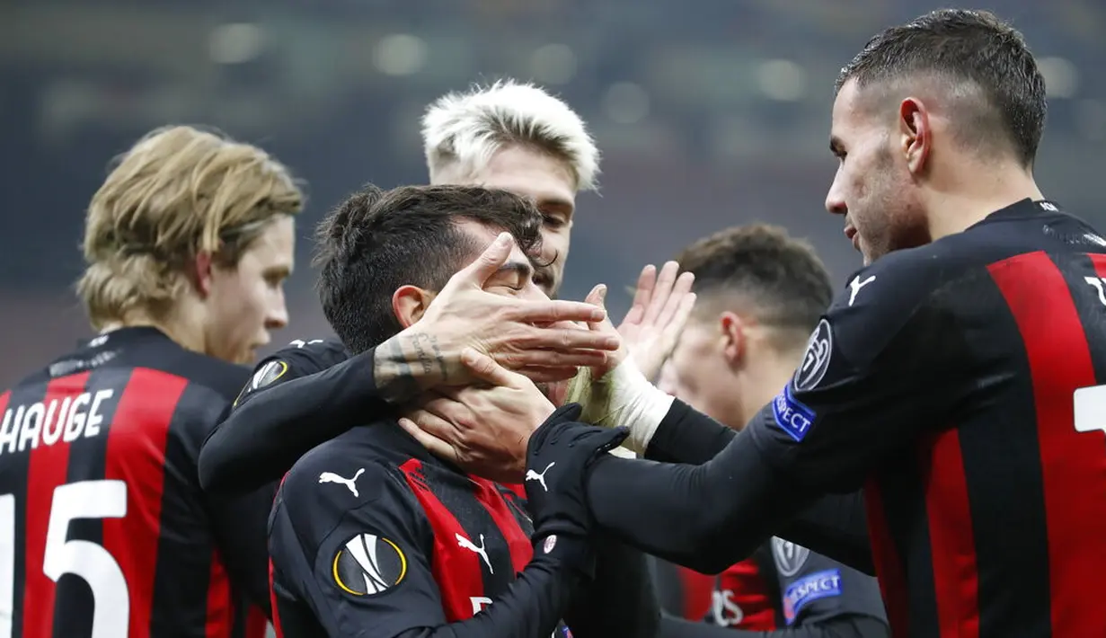 Pemain AC Milan Brahim Diaz (kiri) merayakan bersama rekan satu timnya usai mencetak gol ke gawang Celtic pada pertandingan Grup H Liga Europa di Stadion San Siro, Milan, Italia, Kamis (3/12/2020). AC Milan mengalahkan Celtic 4-2 setelah sebelumnya tertinggal dua gol. (AP Photo/Antonio Calanni)