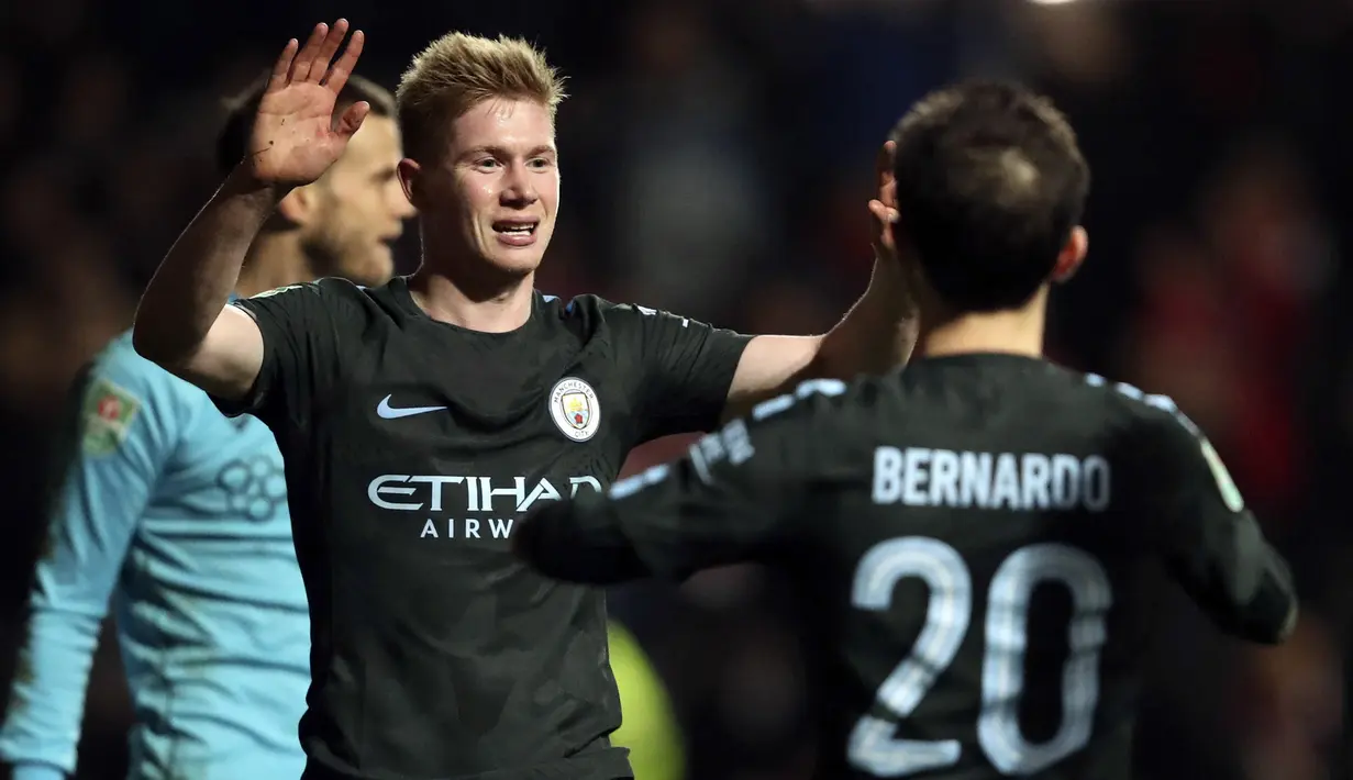 Pemain Manchester City, Kevin De Bruyne (kiri) merayakan golnya ke gawang  Bristol City pada semifinal Piala Liga Inggris di Ashton Gate stadium, Bristol,(23/1/2018). Manchester City menang 3-2. (Nick Potts/PA via AP)