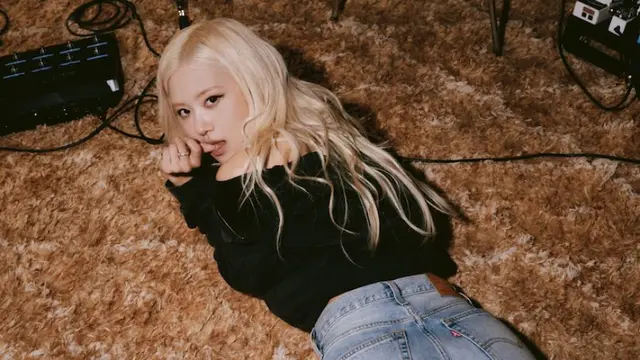 Rosé BLACKPINK Tampil All-Denim di Film Kampanye Levi’s, Curi Atensi di Super Bowl