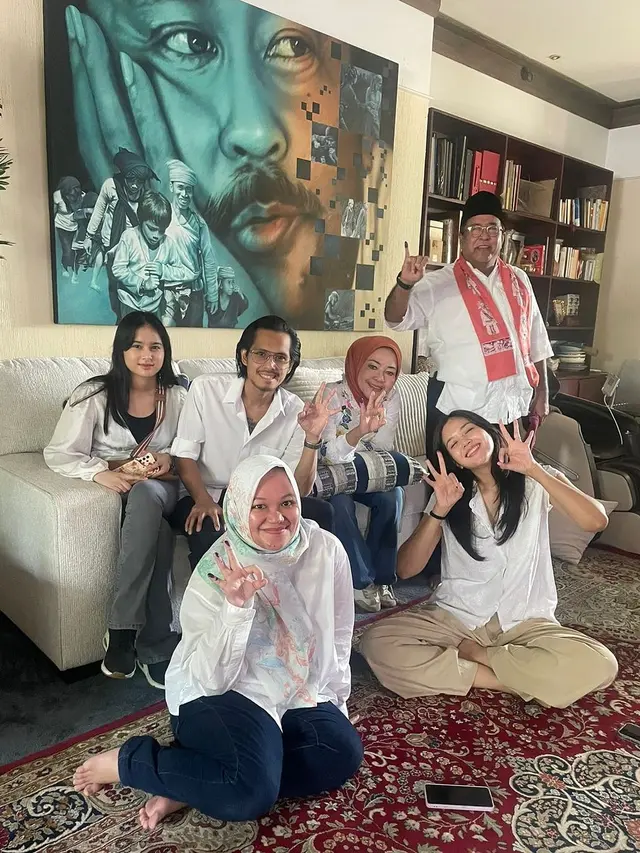 12 Potret Artis Nyoblos Pilkada 2024, Raffi Ahmad hingga Rano Karno Pamer Tinta Biru