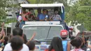 Sejumlah warga antusias melihat Manny Pacquiao berkampanye di kota Calamba, Provinsi Laguna, selatan Manila (28/4). Manny Pacquiao akan ikut  pemilihan menjadi senat Filipina. (AFP PHOTO/TED aljibe)