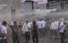 FOTO: Aksi Demo Apdesi Tuntut UU Desa Disahkan Sempat Ricuh, Water Canon Siram Massa yang Coba Robohkan Pagar DPR