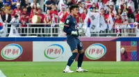 Kiper Timnas Indonesia U-23, Ernando Ari melakukan selebrasi setelah menepis bola tendangan pemain Korea Selatan U-23 pada pada babak adu penalti dalam laga perempat final Piala Asia U-23 2024 di Abdullah bin Nasser bin Khalifa Stadium, Qatar, Jumat (26/04/2024) WIB. (Dok. PSSI)