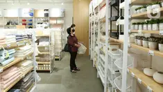 Pembeli memilih produk di gerai IUIGA Pondok Indah Mall 1 (PIM1), Jakarta (28/08/2021). Ritel asal Singapura resmi membuka gerai ke 5 bersamaan dengan mulai dibukanya kembali pusat perbelanjaan di Jawa - Bali setelah PPKM melengkapi 4 gerai yang telah dibuka di Jabodetabek. (Liputan6.com/HO/IUIGA)