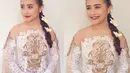 Kebaya bali lainnya yang dapat kamu jadikan inspirasi adalah kebaya dengan model kerah off shoulder dengan detail payet dan brukat dibagian tengah. (instagram/prillylatuconsina96)