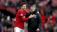 Bek Manchester United (MU) Victor Lindelof dan manajer Ole Gunnar Solskjaer tersenyum usai mengalahkan Watford 3-0 pada pekan ke-27 Liga Inggris di Old Trafford, Minggu (23/2/2020). (Martin Rickett / PA via AP)