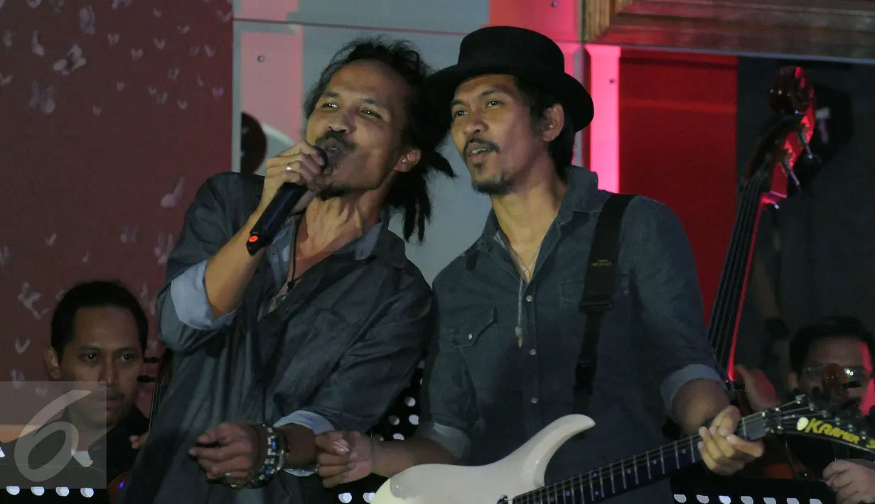 Penyanyi Ipank dan gitaris Ridho tampil membawakan theme song Torabika Soccer Championship 2016 di Hotel Mulia, Jakarta, Senin (18/4/2016). TSC diikuti 18 klub sepakbola professional se-Indonesia. (Liputan6.com/Helmi Fithriansyah)