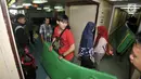 Pemudik menyiapkan kasur yang disediakan oleh pihak KM Dobonsolo tujuan Tanjung Emas Semarang di Terminal Nusantarapura, Pelabuhan Tanjung Priok, Jakarta, Kamis (30/5/2019).  (merdeka.com/Iqbal S. Nugroho)
