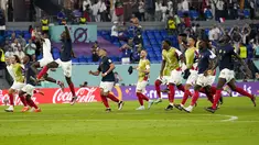 Para pemain Prancis merayakan kemenangan 2-1 atas Denmark dalam pertandingan grup D Piala Dunia 2022 Qatar di Stadion 974 di Doha, Qatar, Sabtu, 26 November 2022. Prancis jadi tim pertama yang lolos ke Babak 16 Besar Piala Dunia 2022. (AP Photo/Martin Meissner)