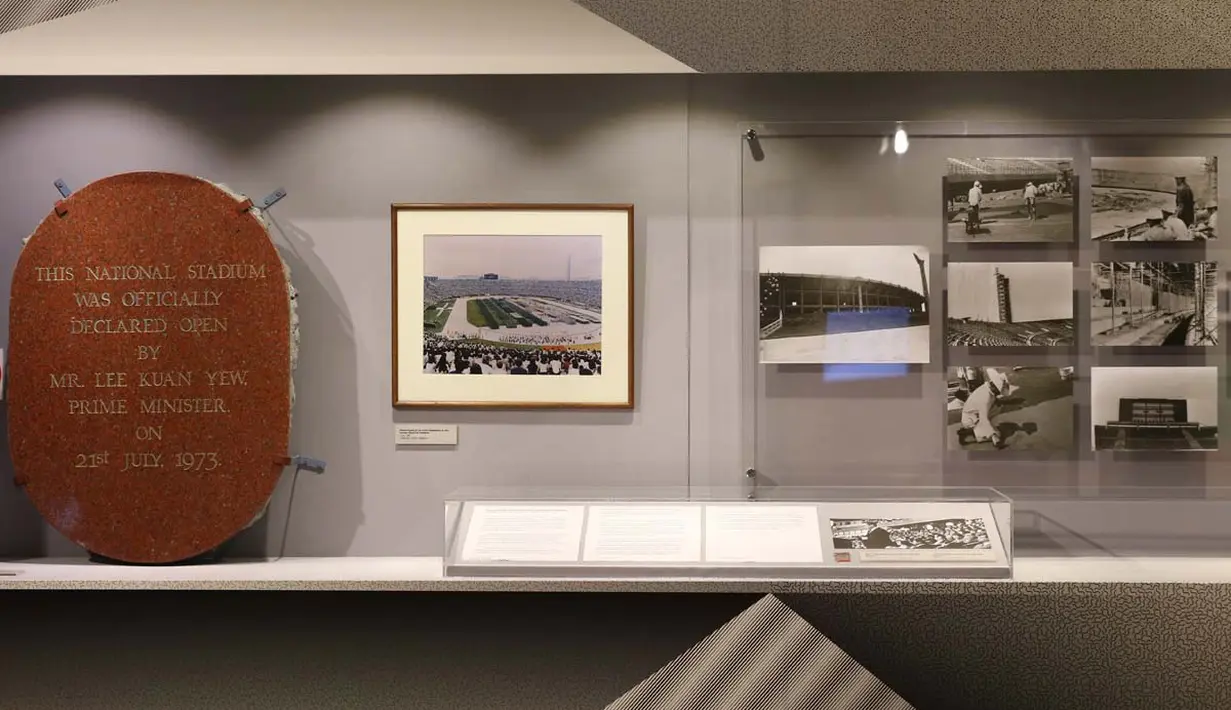 Prasasti dan foto Stadion Nasional Kallang lama menjadi koleksi Museum Olah Raga Singapura. (Bola.com/Arief Bagus)