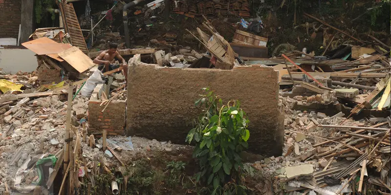 20160824-Direlokasi, Warga Bantaran Kali Ciliwung Bongkar Rumah Sendiri-Jakarta