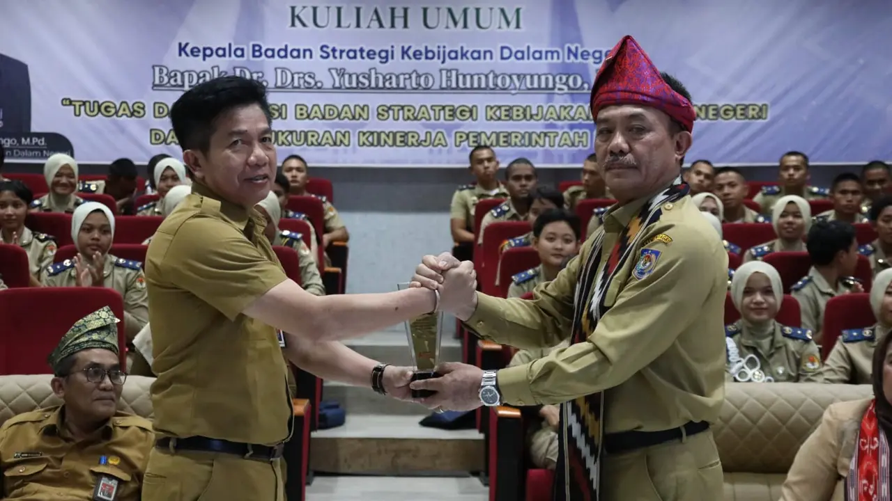 Kepala BSKDN Yusharto Huntoyungo (kanan) saar acara di IPDN regional Kalimantan Barat. (Istimewa)