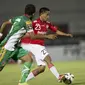 Pemain Bali United, Bayu Gatra menggiring bola pada laga Piala Presiden melawan Mitra Kukar di Stadion Dipta, Bali, Kamis (3/9/2015). Pertandingan berakhir imbang 2-2. (Bola.com/Vitalis Yogi Trisna)