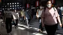 Komuter memakai masker di stasiun kereta api di Tokyo saat keadaan darurat virus corona tetap berlaku di kota itu pada Selasa (10/8/2021).  Pemerintah Metropolitan Tokyo mengonfirmasi 2.884 kasus baru covid-19 pada Senin, 9 Agustus 2021. (Yuki IWAMURA / AFP)
