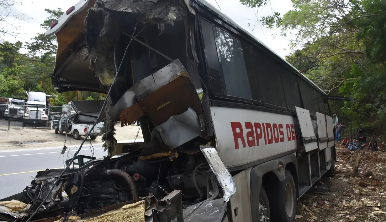 Kondisi bus setelah menabrak truk trailer di Gualan, Guatemala (21/12/2019). Kecelakaan tersebut menewaskan sedikitnya 21 orang dan menyebabkan belasan orang luka-luka. (AP Photo/Carlos Cruz)