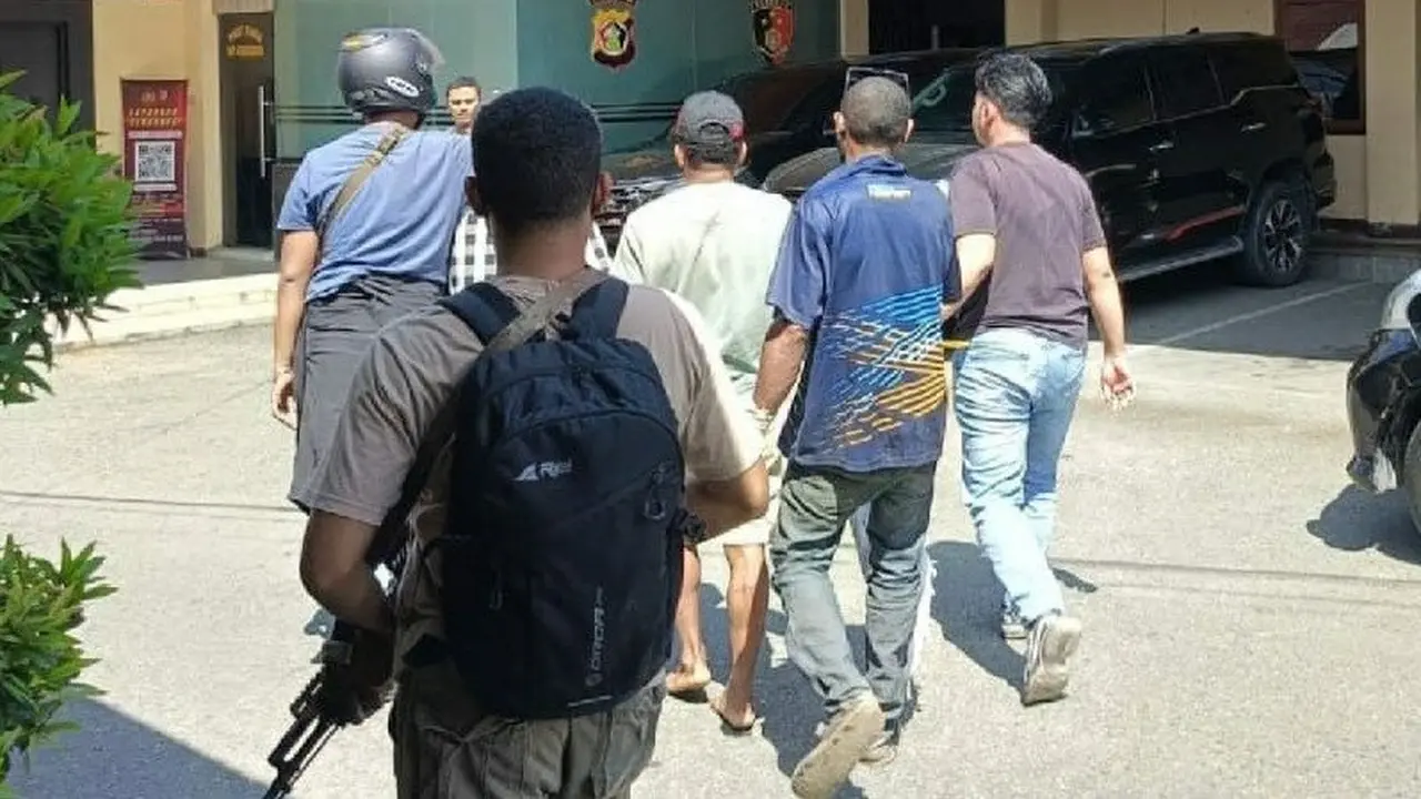 Satuan Tugas Operasi Damai Cartenz (Satgas ODC) saat menangkap  lima orang yang diduga terlibat dalam jaringan peredaran senjata api untuk kelompok kriminal bersenjata (KKB). (Dok. Antara)
