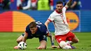 Laga kedua timnas berlangsung ketat dan sengit. (GABRIEL BOUYS/AFP)