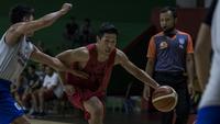 Pebasket Indonesia, Xaverius Prawiro, dribbling bola saat ujicoba melawan Satria Muda dan Pelita Jaya di GOR Soemantri, Jakarta, Selasa (7/8/2018). Indonesia menang 113-75 atas SM dan PJ. (Bola.com/Vitalis Yogi Trisna)