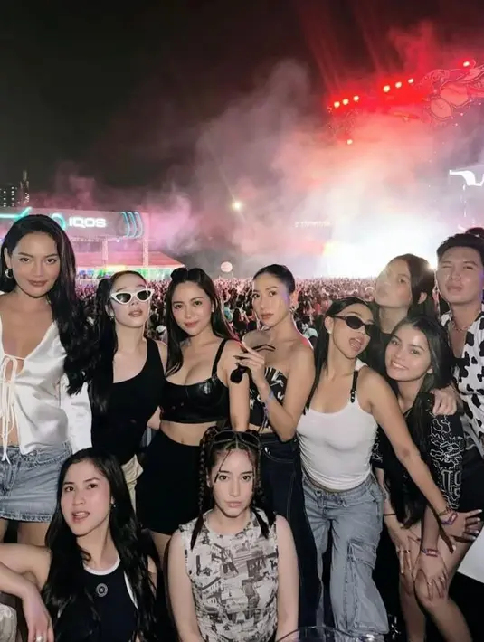 Kemudian, terlihat juga Erika Carlina yang tampil kece dengan coquette white silk top dan denim mini skirt-nya. [@rachelvennya].