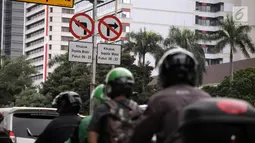 Rambu larangan terpasang di Jalan Medan Merdeka Barat, Jakarta, Selasa (9/1). Gubernur DKI Jakarta Anies Baswedan memastikan akan menaati putusan Mahkamah Agung tersebut. (Liputan6.com/Arya Manggala)