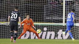 Pemain Empoli, Francesco Caputo, mencetak gol ke gawang Juventus pada pekan ke-36 Liga Italia 2022/2023 di Stadio Carlo Castellani, Senin (22/5/2023). Juve kalah telak 1-4 dari Empoli. (Marco Bucco/LaPresse via AP)