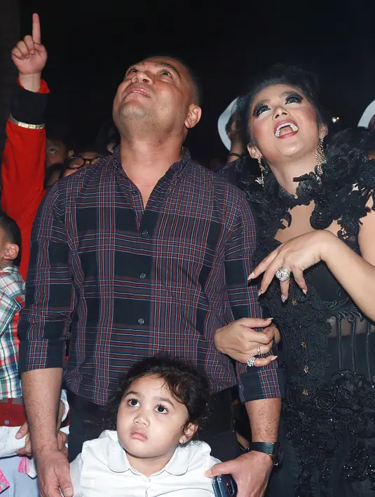Krisdayanti dan keluarga menyaksikan warna warni kembang api yang diadakan penyelenggara sebagai penanda bahwa tahun 2015 telah berakhir. Baik suami dan anak-anak serta Krisdayanti menikmati momen kebersamaan ini. (Deki Prayoga/Bintang.com)