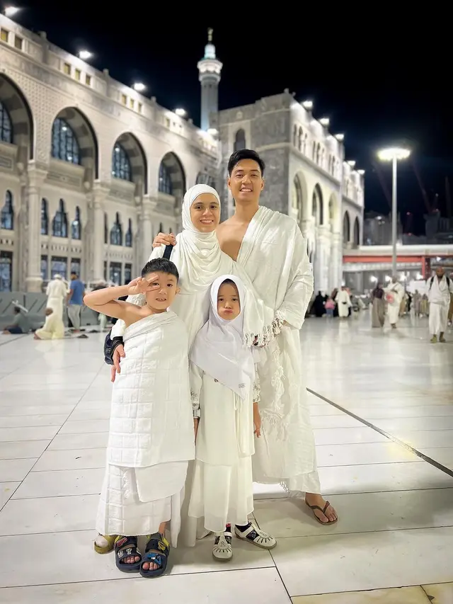Nycta Gina dan keluarga umrah. (Instagram/ missnyctagina)