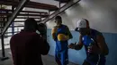 Petinju berlatih di sasana tinju Rafael Trejo di Old Havana, Rabu (6/4/2022). Kuba melarang tinju profesional tak lama setelah revolusi 1959, tetapi petinju akan diizinkan bertarung secara profesional lagi untuk pertama kalinya di bawah kesepakatan dengan promotor Meksiko. (AP Photo/Ramon Espinosa)