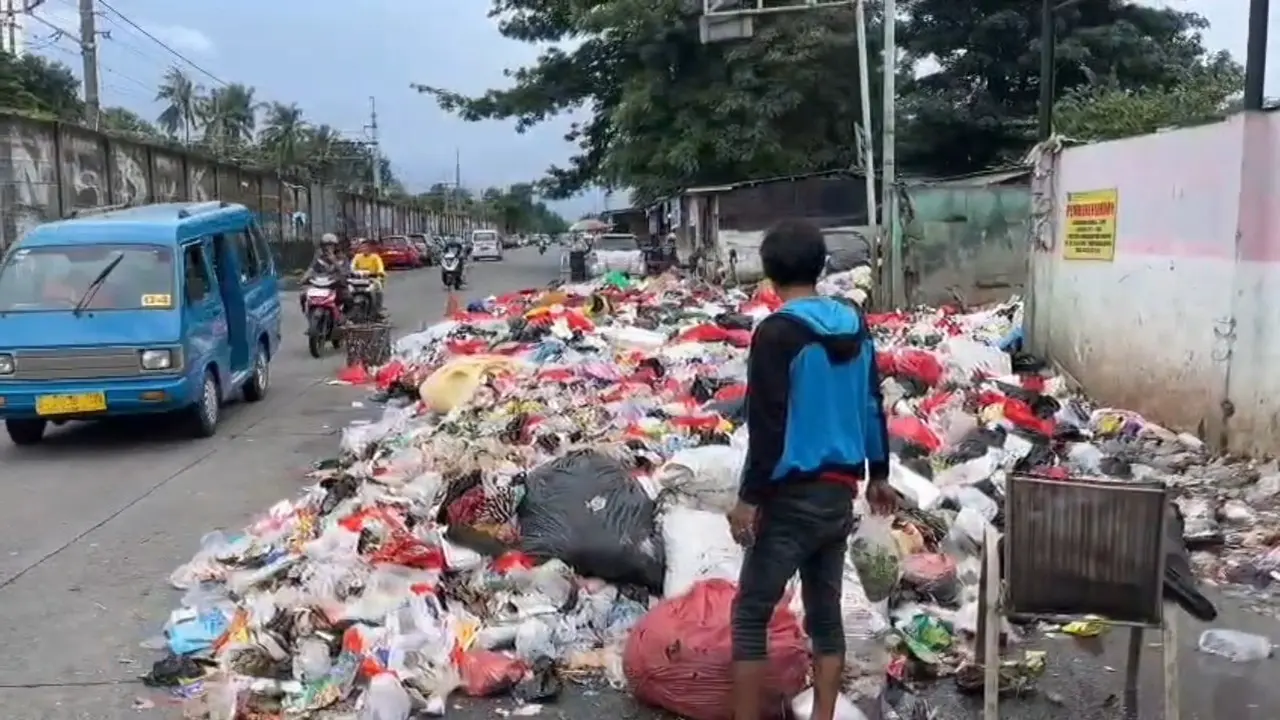 Tumpukan sampah yang berada di TPS Jalan Naming Botin, Pancoran Mas, Depok