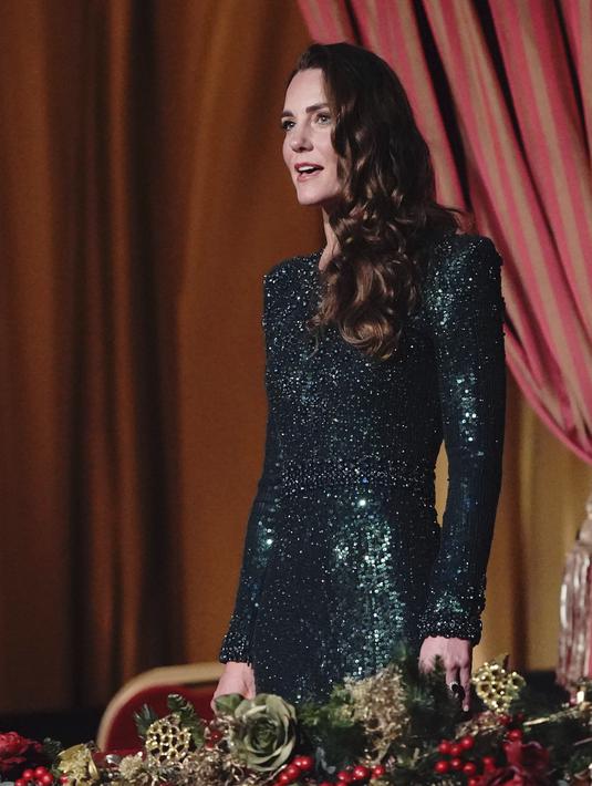 Kate Middleton, Duchess of Cambridge menyanyikan lagu kebangsaan selama Royal Variety Performance di Royal Albert Hall, London, Kamis (18/11/2021). Kate tampil dalam gaun hijau berkilauan yang memukau. Lengkap dengan lengan panjang, bahu persegi, dan pinggang. (Jonathan Brady/Pool Photo via AP)