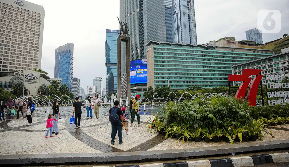 Aktivitas warga saat Car Free Day (CFD) di kawasan Bundaran HI, Jakarta, Minggu (2/10/2022). Meski diguyur hujan deras sejak pagi, warga tetap antusias untuk tetap berolahraga saat CFD. (Liputan6.com/Faizal Fanani)