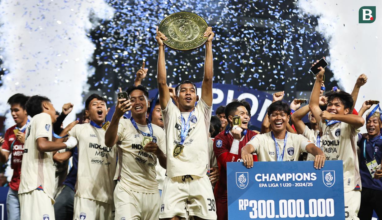 Para pemain Persita Tangerang berhasil mengangkat trofi juara di ajang Elite Pro Academi kategori U-20 2024/2025 di Stadion Patriot Chandrabhaga, Bekasi pada Sabtu (22/2/2025). (Bola.com/Abdul Aziz)