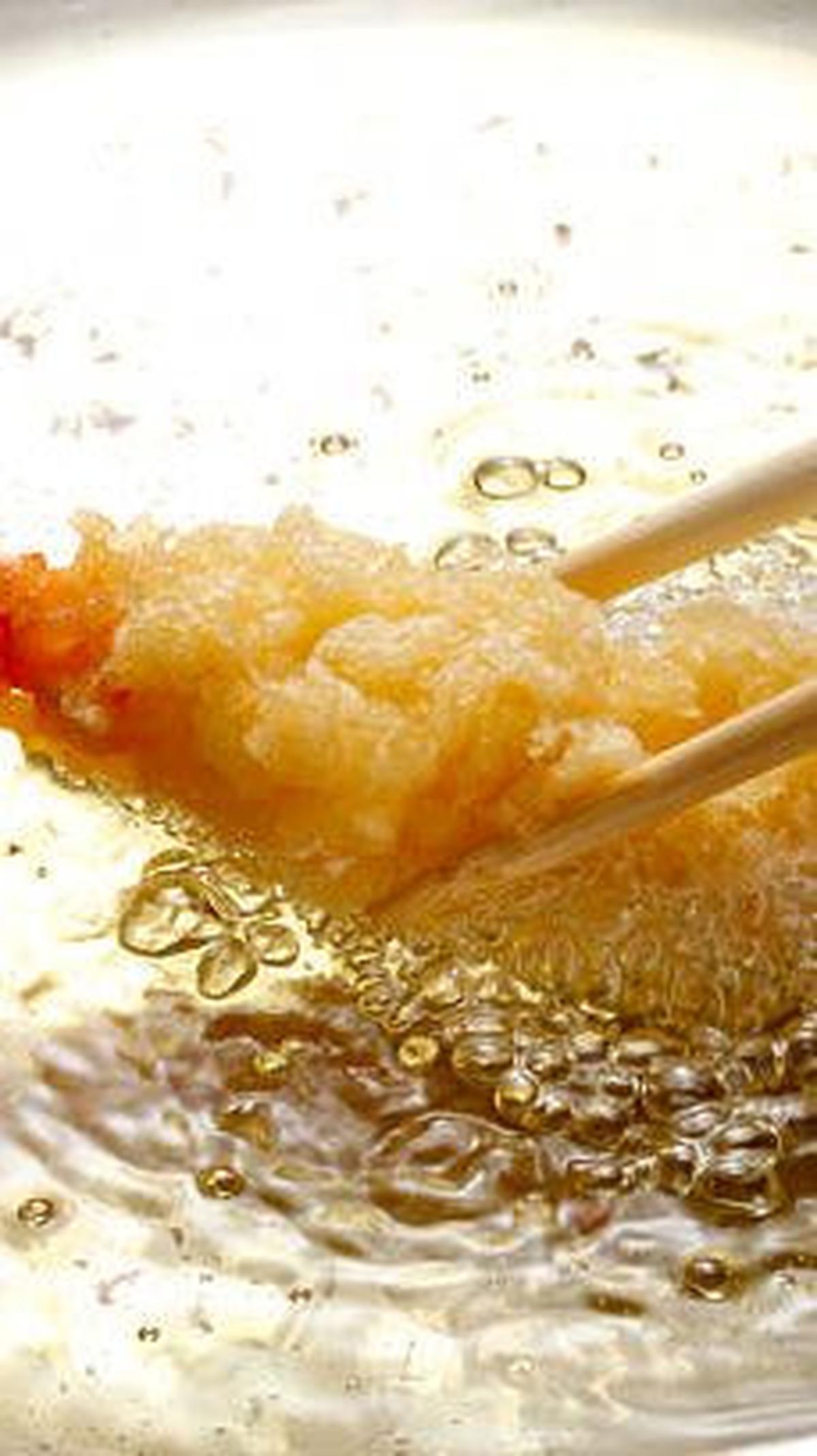 Tempura udang yang renyah, garing, dan gurih pasti akan membuat siapa saja ketagihan. Hidangan gorengan ala Jepang ini kerap ditemui di restoran-restoran, namun Anda juga bisa membuatnya sendiri di rumah! Berbekal lima bahan dasar yang sederhana dan mudah