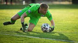 Aaron Ramsdale dibawa Southgate untuk menggantikan Nick Pope yang harus absen di Euro 2020 akibat cidera. Namun, kiper utama Timnas Inggris U-21 ini belum dipercaya untuk menjalani debutnya di Timnas Inggris senior. (Foto: AFP/Pool/Jure Makovec)