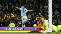 Striker Manchester City Sergio Aguero merayakan gol ke gawang Everton yang dijaga Joel Robles pada leg kedua semifinal Piala Liga di Etihad Stadium, Kamis (28/1/2016). (Liputan6.com/Reuters / Jason Cairnduff Livepic)