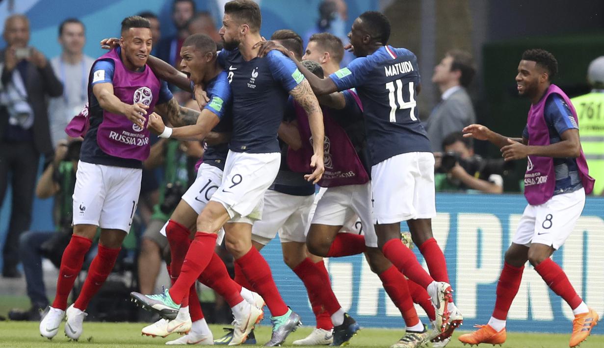 Prancis menjadi salah satu tuan rumah yang berhasil  menang lewat adu penalti setelah mengalahkan Italia pada perempat final Piala Dunia 1998 dengan skor 4-3. (AP/Thanassis Stavrakis)