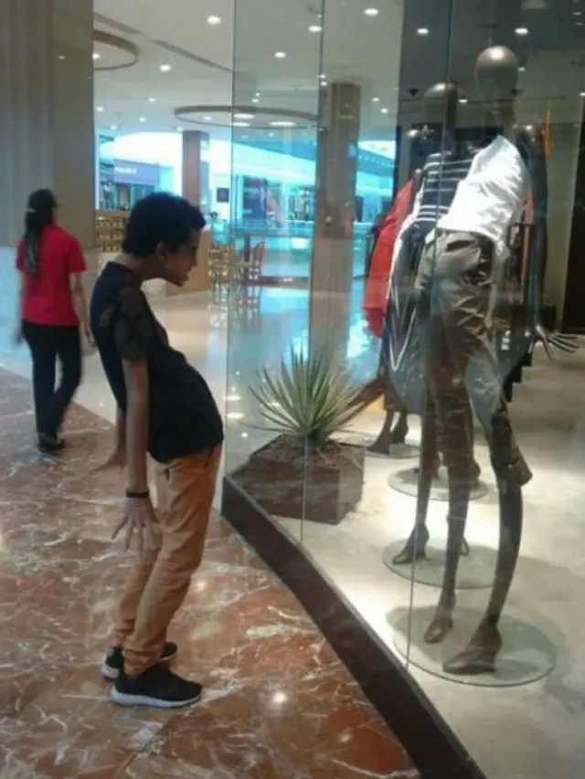 6 Kelakuan Kocak Orang saat di Mall Ini Bikin Geleng Kepala