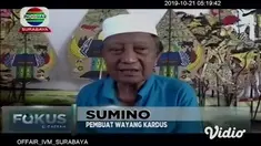 Jika biasanya kita mengenali kesenian wayang dengan bahan baku kulit atau yang biasa disebut dengan wayang kulit. Namun di Surabaya, terdapat seorang perajin wayang tradisional yang menggunakan kardus bekas.