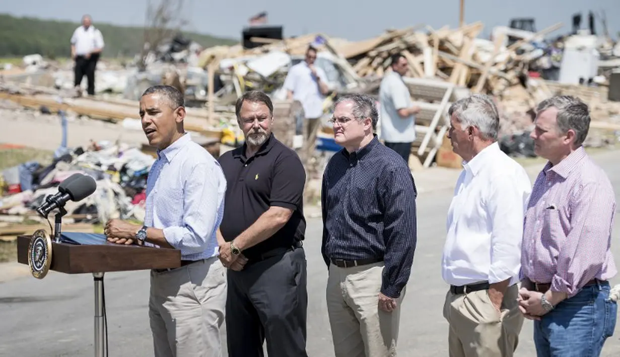 Presiden AS Barack Obama konferensi pers di wilayah yang rusak akibat topan 27 April lalu di Vilonia, Arkansas, Rabu (7/5/14). (AFP PHOTO/Brendan SMIALOWSKI)