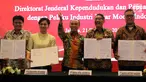 Dirjen Dukcapil Zudan Arif Fakrulloh, Dirut KSEI Friderica Widyasari Dewi, Dirut BEI Inarno Djajadi usai menandatangani kerja sama pemanfaatan data Ditjen Dukcail dengan 104 pelaku industri pasar modal, Jakarta, Jumat (21/12). (Liputan6.com/JohanTallo)